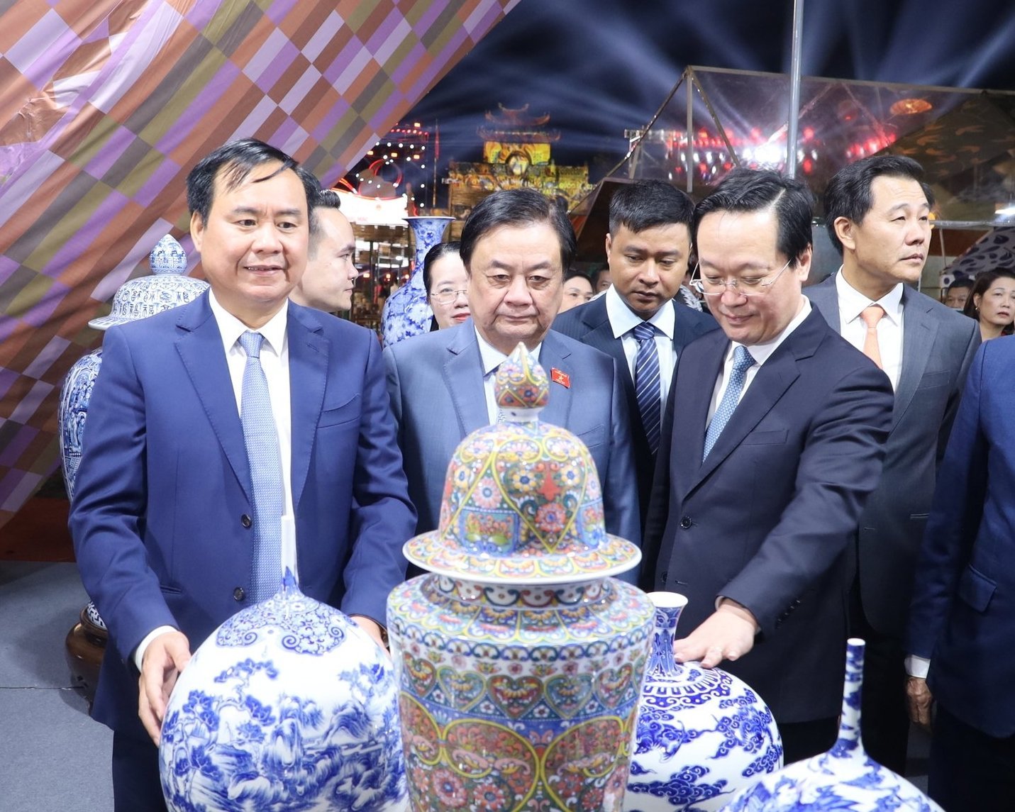 Phó Chủ tịch Quốc hội Lê Minh Hoan (giữa) và các lãnh đạo tham quan gian hàng tại Festival. Ảnh: Phương Linh.