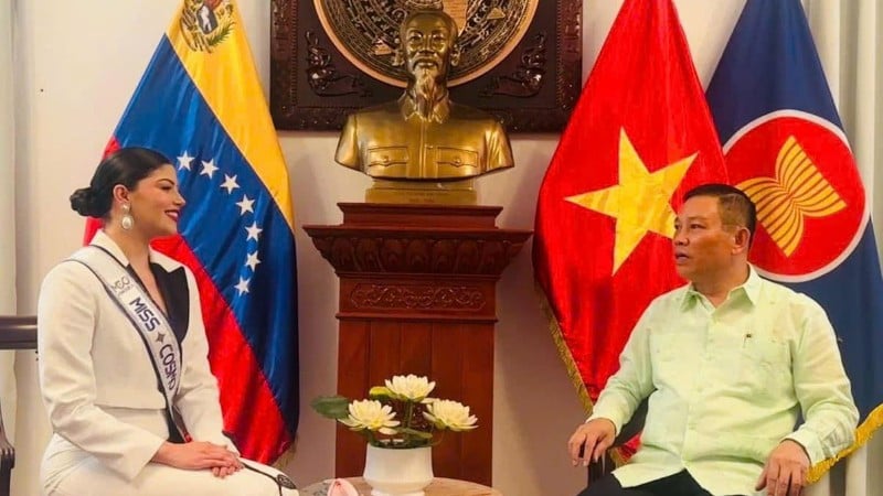 Đại sứ Vũ Trung Mỹ và Hoa hậu Hoàn vũ Quốc tế (Miss Cosmo Venezuela 2025) Tina Batson. (Ảnh: Đại sứ quán Việt Nam tại Venezuela)