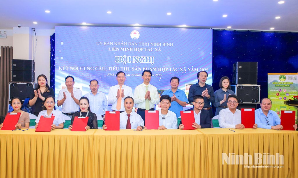 Cérémonie de signature d'un protocole d'entente entre l'Union coopérative provinciale et les coopératives, unités de production et de consommation.