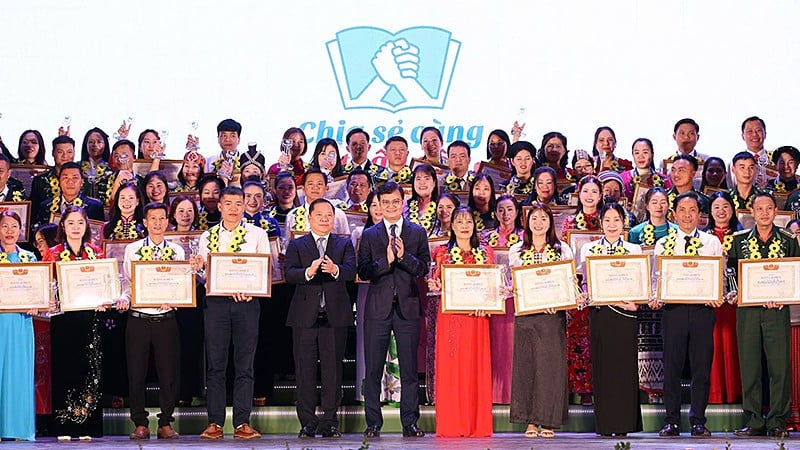 Đại diện lãnh đạo Ủy ban Trung ương Mặt trận Tổ quốc Việt Nam, Trung ương Đoàn và các đơn vị liên quan cùng 80 thầy, cô giáo tiêu biểu của chương trình.