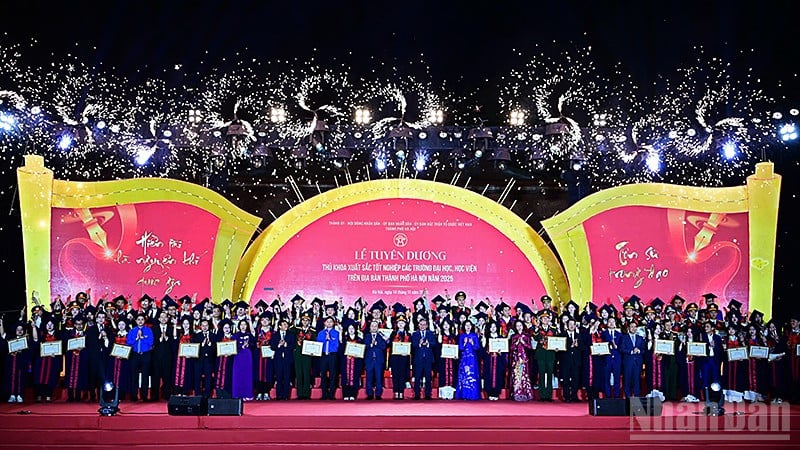 Representanter för Hanois stadsledare och centrala och lokala avdelningar, ministerier, filialer och organisationer, tillsammans med huvudstadens utmärkta valedictorianer, hedrades i år.