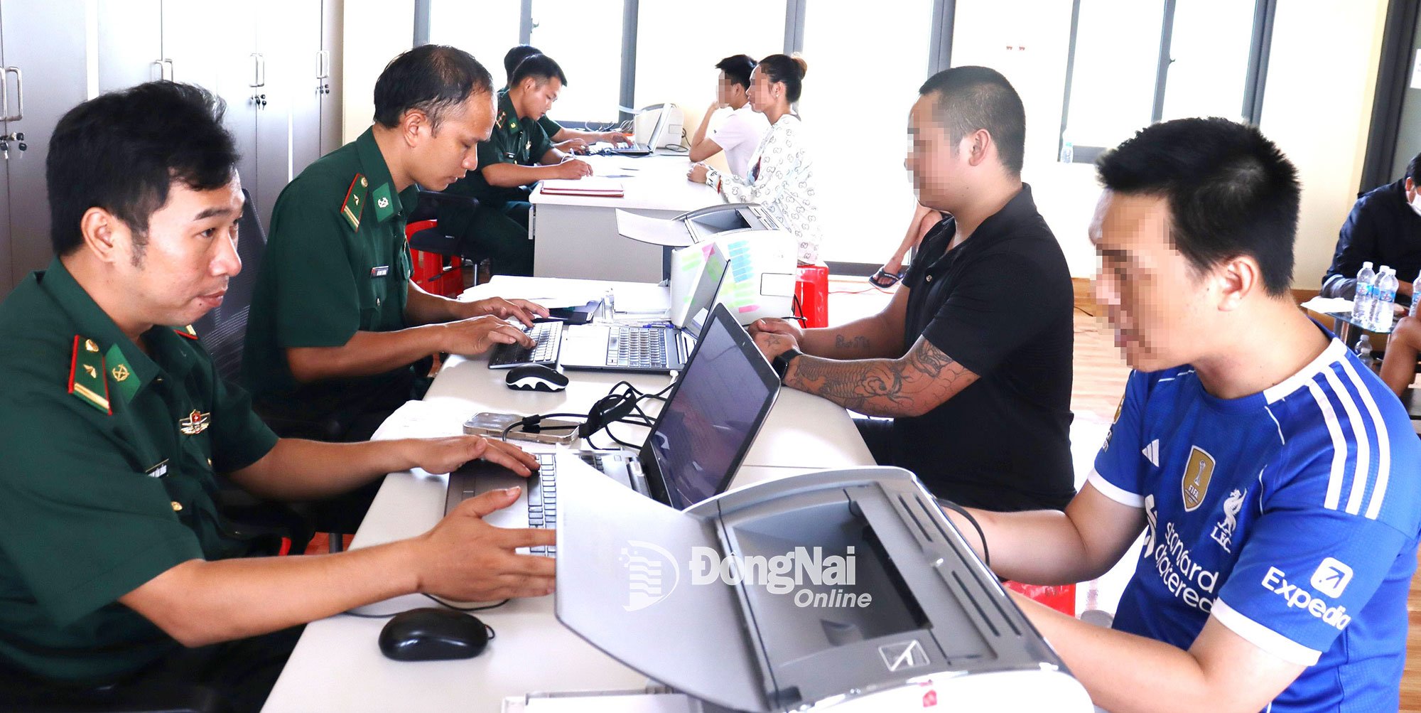 មន្ត្រីនៃឆ្មាំព្រំដែនខេត្ត Dong Nai និងកងកម្លាំងមុខងារ ធ្វើការជាមួយប្រជាពលរដ្ឋដែលទើបនឹងត្រឡប់មក។ រូបថត៖ ង្វៀន ហា