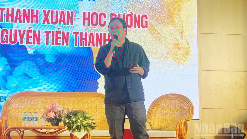 Poeten Nguyen Tien Thanh leste poesi på arrangementet.