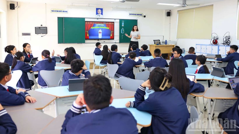 A teacher teaches in a class at Ngo Si Lien Secondary School (Hanoi) (Photo: DAI THANG)
