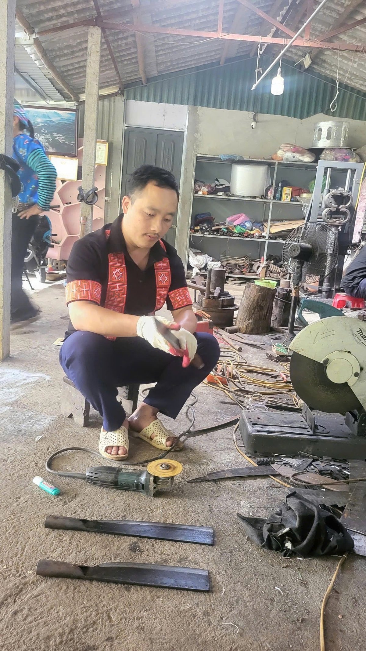 Το επάγγελμα του σιδηρουργού Vu A Thu έχει αποφέρει εισόδημα για την ανάπτυξη της οικονομίας της οικογένειάς του. Φωτογραφία: Hoang Chau. Nghề rèn của anh Vừ A Thu đã mang lại thu nhập cho việc phát triển kinh tế hộ gia đình. Ảnh: Hoàng Châu.