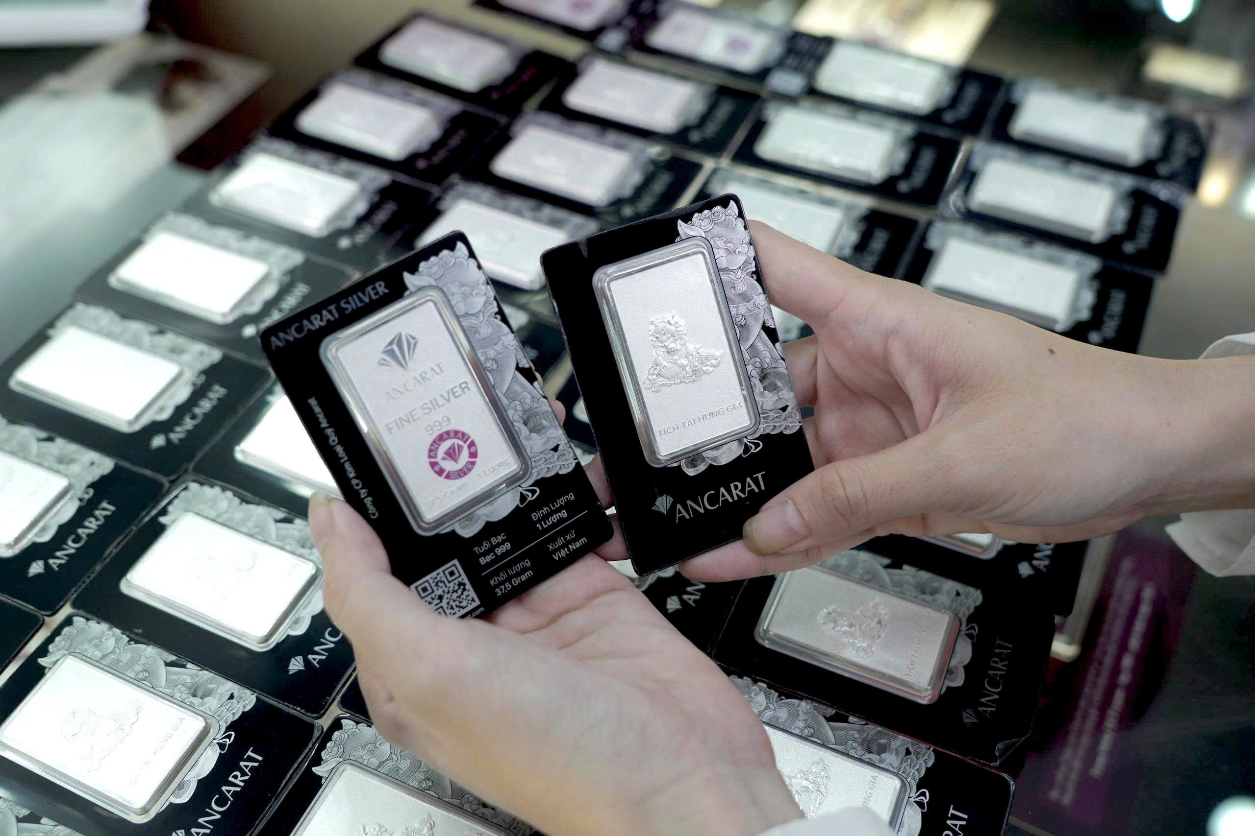 តម្លៃប្រាក់ថ្ងៃនេះ ថ្ងៃទី 15 ខែវិច្ឆិកា ឆ្នាំ 2025៖ តម្លៃប្រាក់ធ្លាក់ចុះដោយសារតែសេចក្តីថ្លែងការណ៍របស់ FED