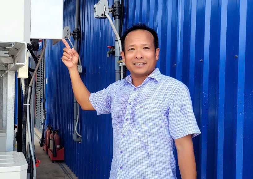 លោក Tuan អនុវត្តបច្ចេកវិទ្យា IoT sensor ក្នុងការគ្រប់គ្រងជំងឺ និងប្រើប្រាស់ជីវម៉ាស់ពីកាកសំណល់ដើម្បីបង្កើតថាមពលសម្រាប់ផលិត។ រូបថត៖ Minh Dam។ Anh Tuấn áp dụng công nghệ cảm biến IoT trong kiểm soát dịch bệnh và sử dụng sinh khối từ chất thái tạo thành năng lượng phục vụ trở lại sản xuất. Ảnh: Minh Đảm.