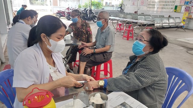 ប្រជាជនភាគច្រើន ប៉ុន្តែអត្រាកំណើតទាបបំផុត៖ ទីក្រុងហូជីមិញ កែសម្រួលគោលនយោបាយប្រជាជនក្នុងសម័យកាលថ្មី - រូបថត ១. Đông dân nhất nhưng mức sinh thấp nhất: TPHCM điều chỉnh lại chính sách dân số trong giai đoạn mới- Ảnh 1.