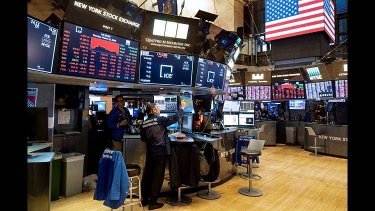 Amerikanska aktiemarknaden: Första chocken avtar efter djupt fall Thị trường chứng khoán Mỹ: Cơn choáng váng đầu tiên dịu lại sau cú giảm sâu