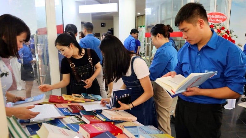 Läsare söker och väljer böcker om vetenskap och teknologi. (Foto: THU GIANG)