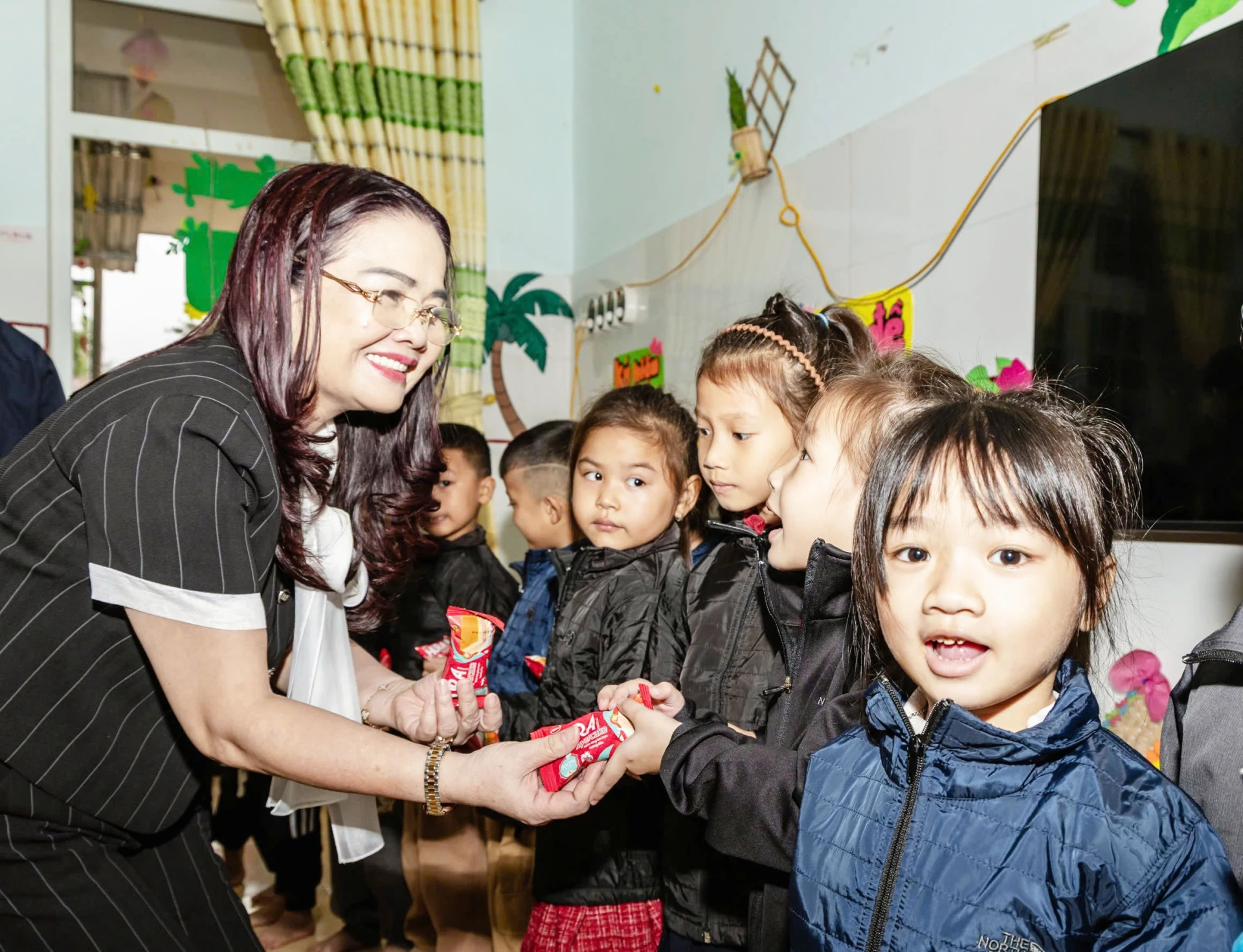 প্রত্যন্ত অঞ্চলের শিক্ষার্থীরা অর্থপূর্ণ উপহার পেয়ে খুশি।