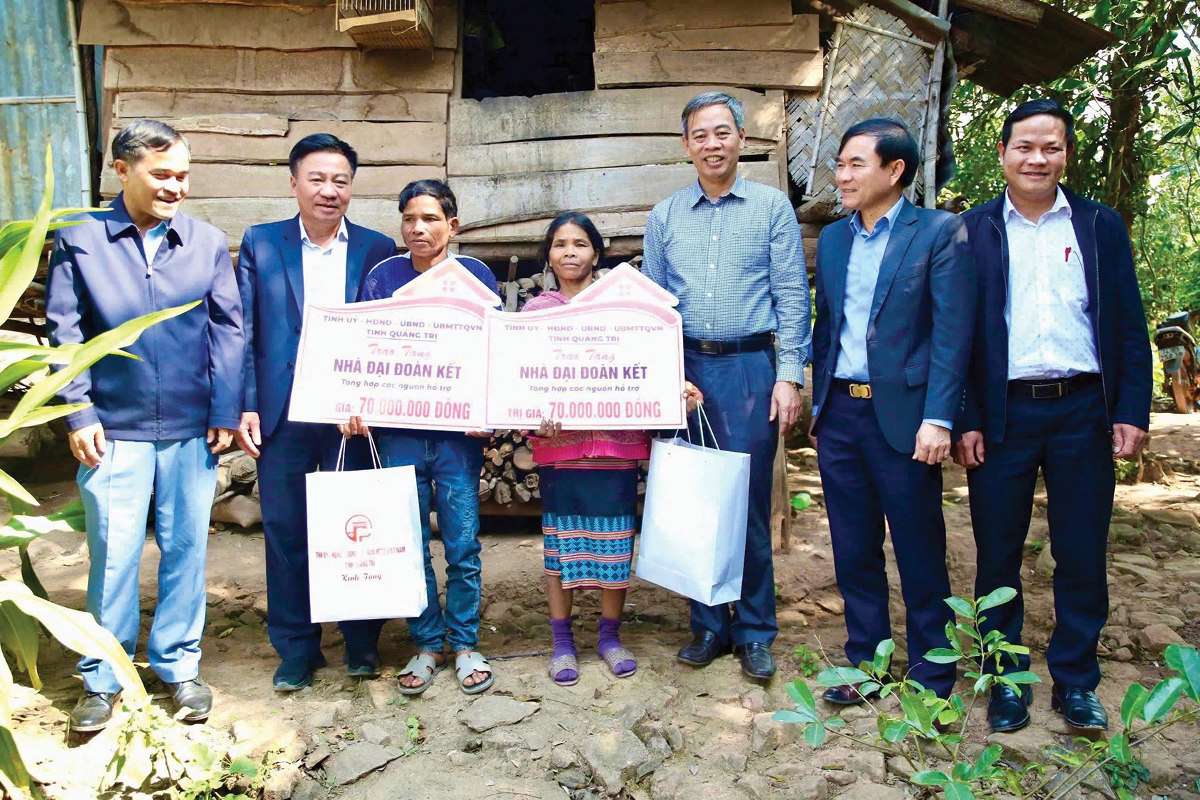 Overlevering av «Great Unity House» til husholdninger i høylandet under vanskelige omstendigheter - Foto: T.P.