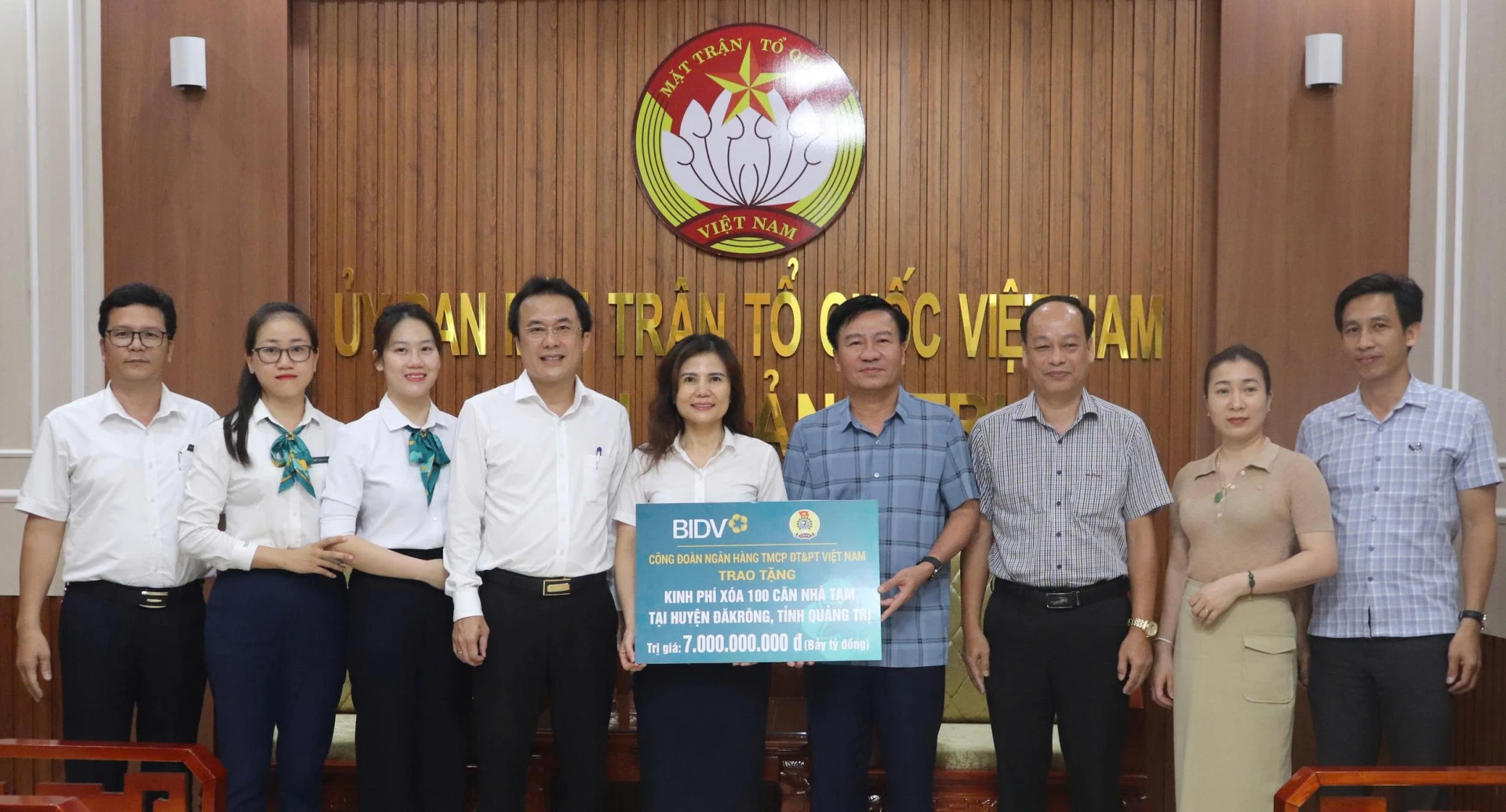 Motta økonomisk støtte fra fagforeningen BIDV Vietnam Bank for å implementere programmet «Fjerne midlertidige og forfalne hus» - Foto: T.P.