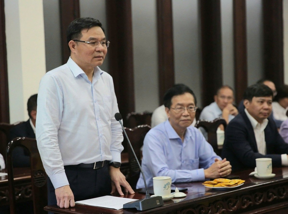 Ông Lê Mạnh Hùng - Bí thư Đảng ủy, Chủ tịch HĐTV Petrovietnam chia sẻ với những thiệt hại mà TP Huế gặp phải do thiên tai. Ảnh: Petrovietnam.