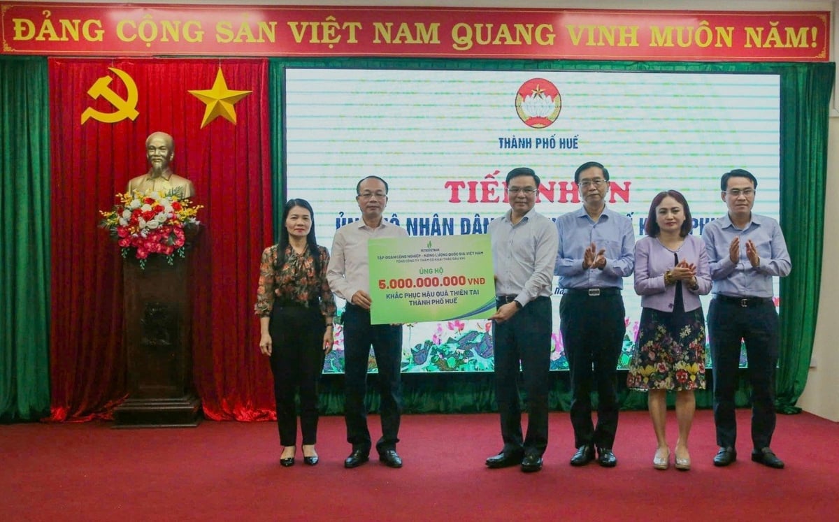Đại diện lãnh đạo Petrovietnam, ông Lê Mạnh Hùng trao biển biểu trưng số tiền 5 tỷ đồng cho TP Huế để góp phần khắc phục hậu quả thiên tai. Ảnh: Petrovietnam.