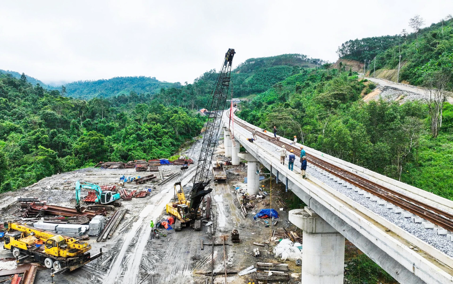 Panoramautsikt over byggeplassen for jernbanerenovering i Khe Net Pass-området - Foto: X.V