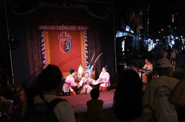 2025 yılında Ulusal Tuong ve Halk Operası Festivali'ne yaklaşık 1.000 sanatçı ve oyuncu katılıyor - Fotoğraf 1. Gần 1.000 nghệ sĩ, diễn viên tham gia Liên hoan Tuồng và Dân ca kịch toàn quốc năm 2025 - Ảnh 1.