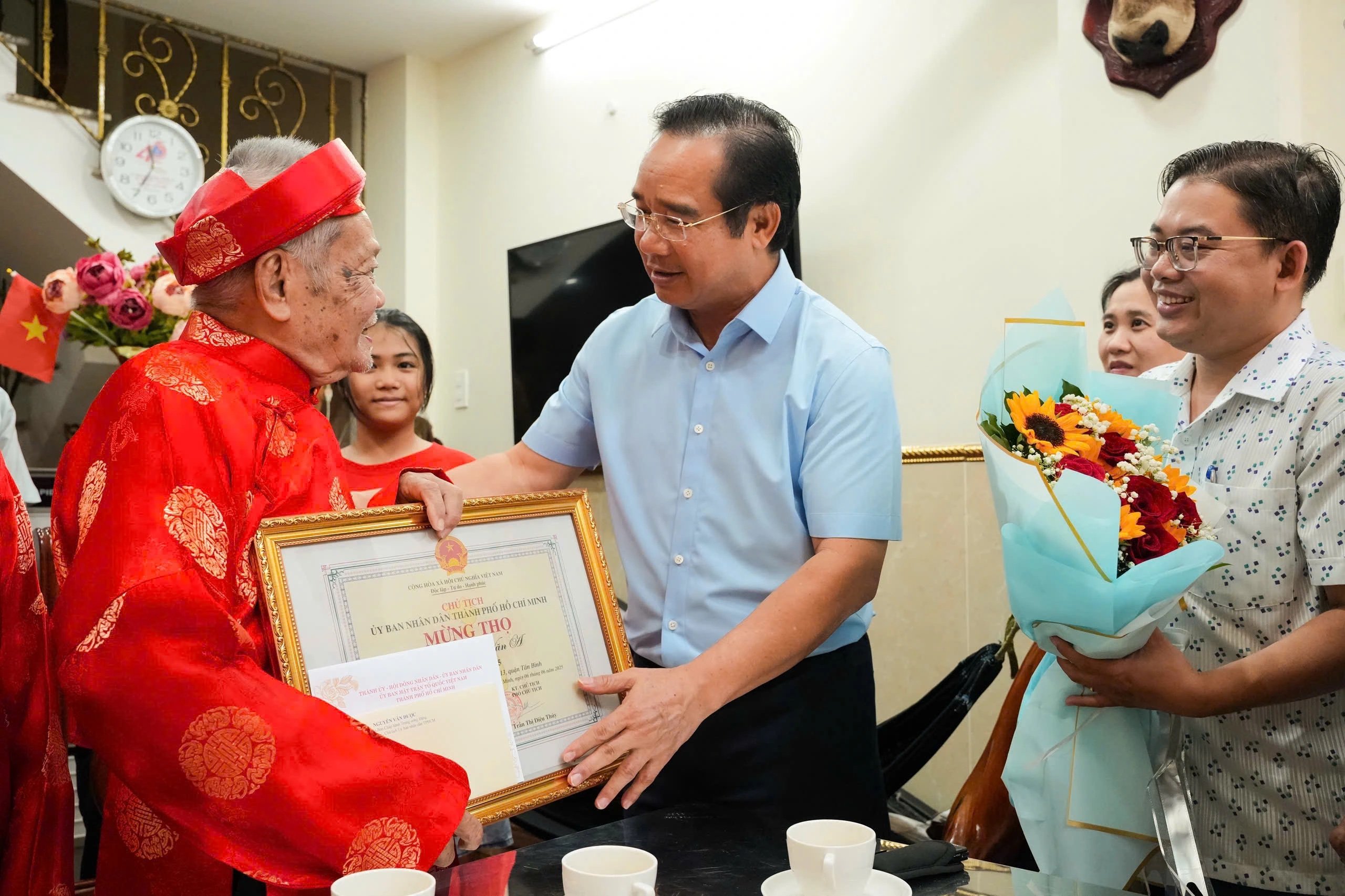 مدينة هوشي منه تعدل مستويات دعم التأمين الصحي وهدايا أعياد الميلاد لكبار السن - صورة 1