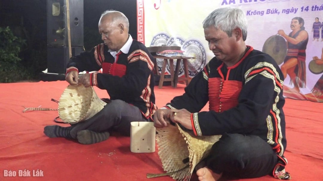 Zanaatkarlar sepet örmede yarışıyor.