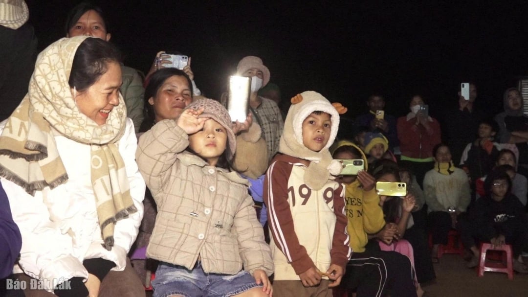 Programa çok sayıda kişi gelerek coşkuyla destek verdi.