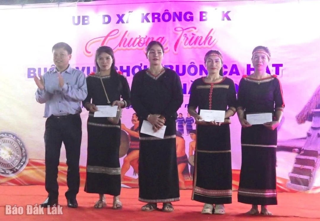 Yarışmacı takımlara organizatörler tarafından ödülleri verildi.