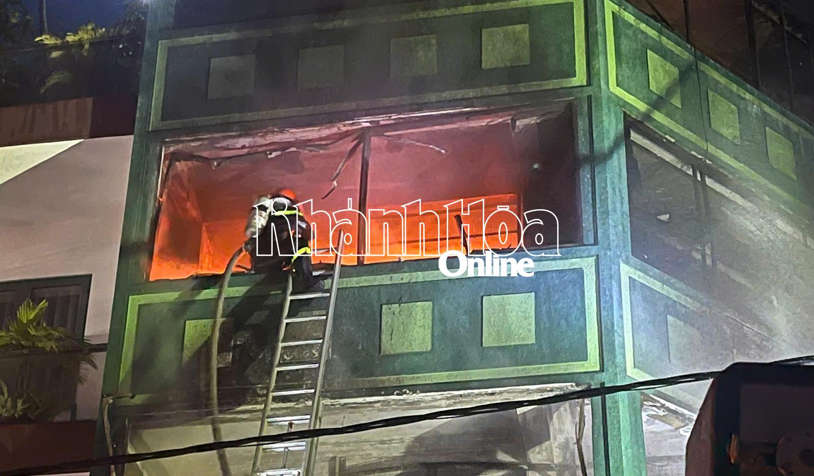 Brandkåren kom till platsen, sökte snabbt och bärgade offren.