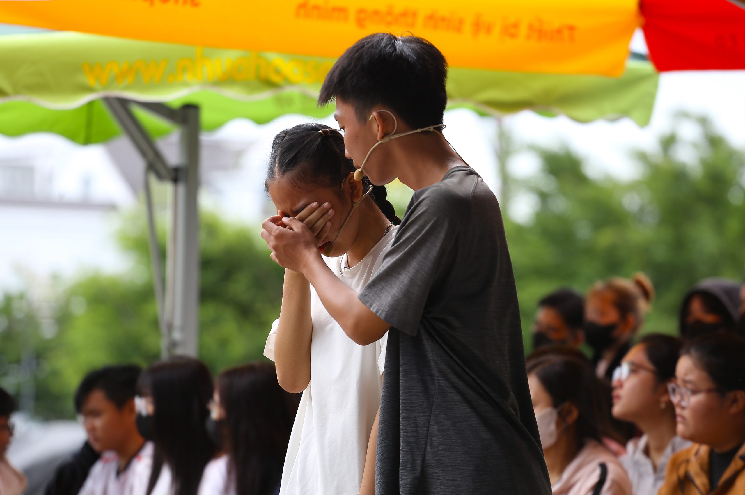 Det ögonblick då Minh Tuan tröstade Ngoc Tran när hans syster brast i gråt fick många att sätta käften i halsen.