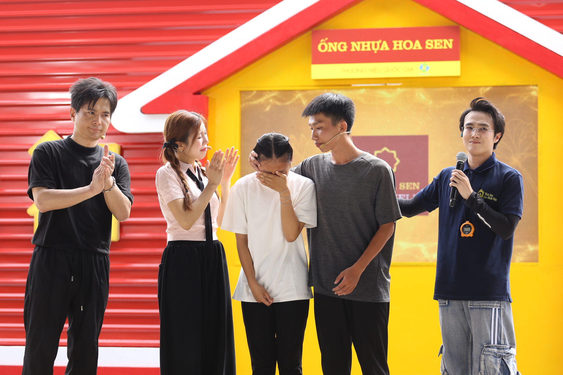 Sångarna Lam Hung, Trang Phap och Huynh Lap berömde och uppmuntrade Ngoc Trans akademiska prestationer och Minh Tuans styrka.