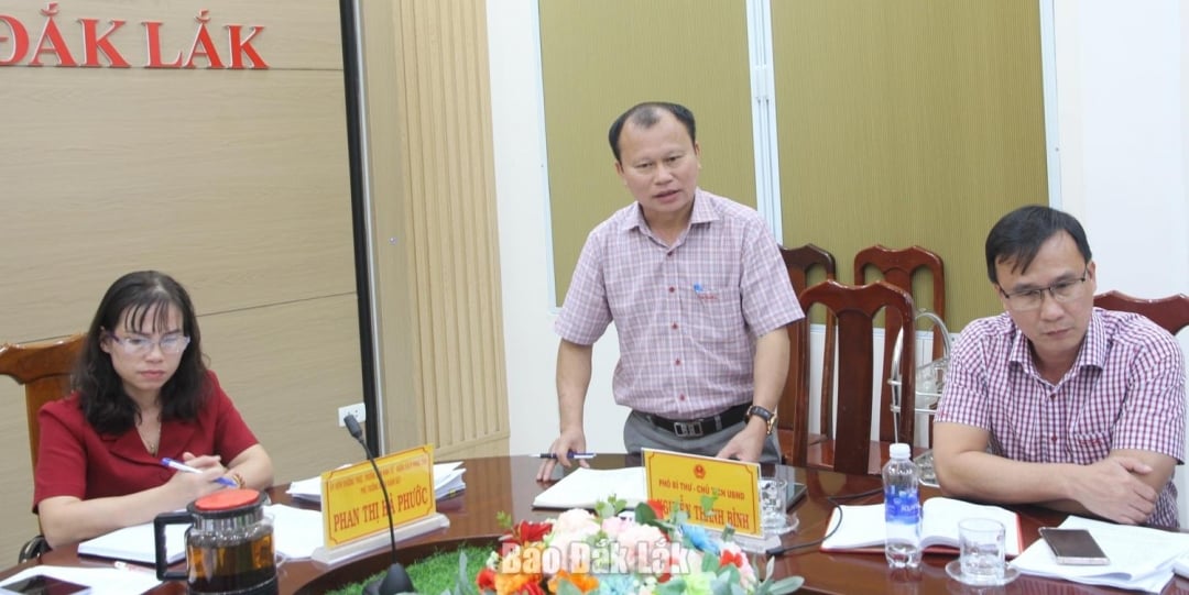 Đại diện lãnh đạo UBND xã Ea Ô phát biểu tại buổi giám sát.