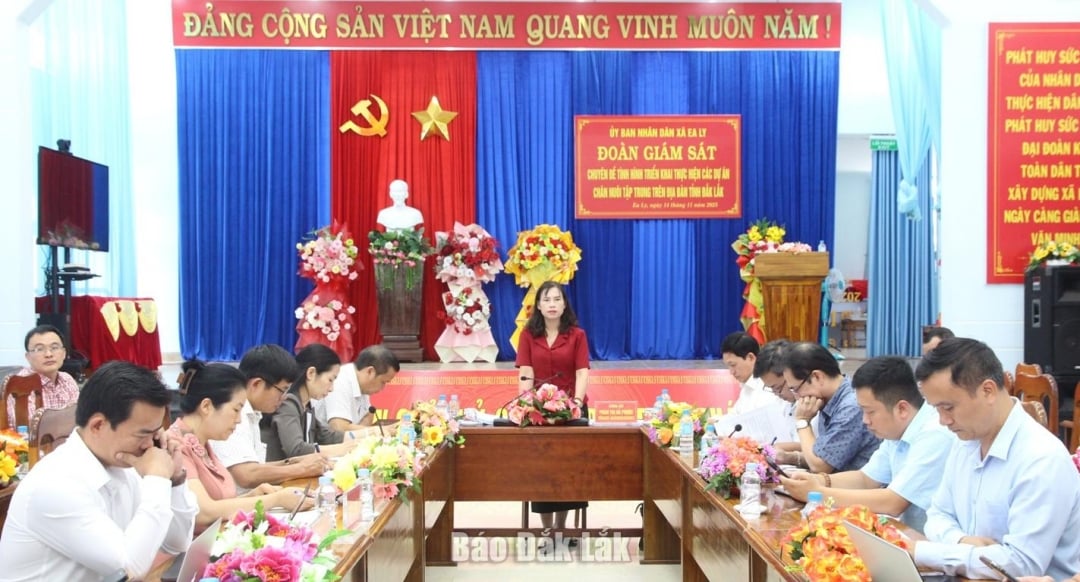 Các đại biểu tham dự buổi giám sát tại UBND xã Ea Ly.