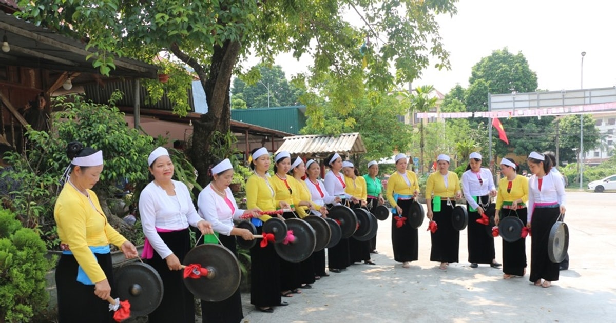 Diễu hành trình diễn văn hóa dân tộc Mường tại phố đi bộ Hà Nội