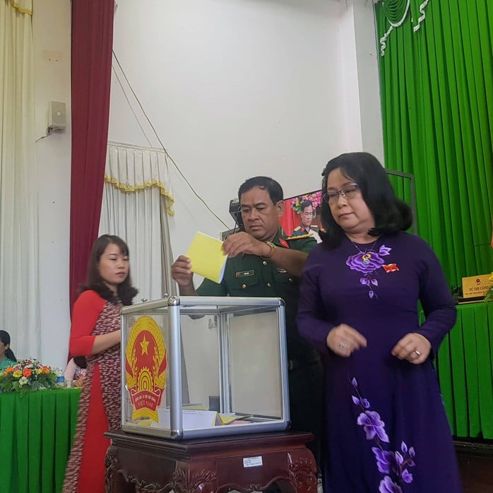 Předseda a místopředseda Lidové rady Can Tho mají absolutně vysokou důvěru - Foto 1. Chủ tịch và phó chủ tịch HĐND Cần Thơ có phiếu tín nhiệm cao tuyệt đối - Ảnh 1.