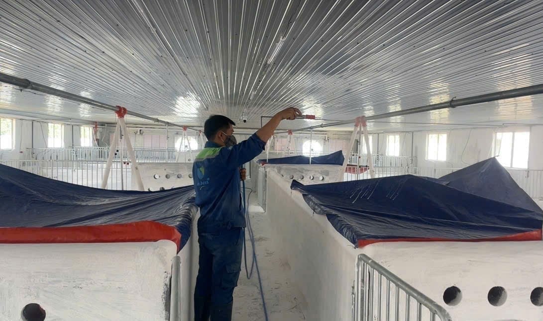 ក្រុមហ៊ុនត្រូវបានបំពាក់ដោយឧបករណ៍ទំនើបៗ និងគ្រឿងចក្រដែលបំពេញតាមស្តង់ដារអនាម័យបរិស្ថាន។ រូបថត៖ L.K. Công ty trang bị các thiết bị, máy móc hiện đại, đáp ứng các tiêu chuẩn vệ sinh môi trường. Ảnh: L.K.