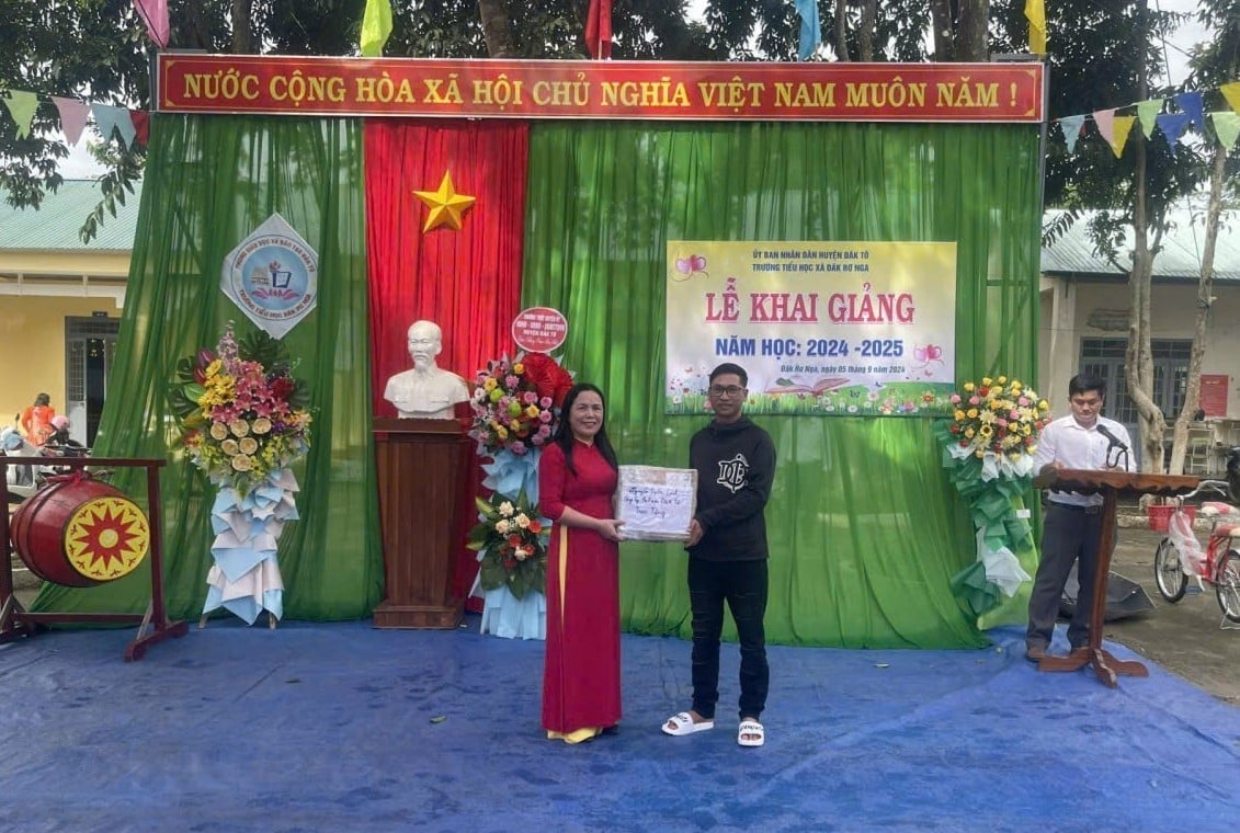 ក្រៅពីការងារផលិតកម្ម និងអាជីវកម្ម ក្រុមហ៊ុន Ba Farm Dak To Company Limited តែងតែចាប់អារម្មណ៍លើការងារសប្បុរសធម៌។ រូបថត៖ L.K. Ngoài hoạt động sản xuất kinh doanh, Công ty TNHH Ba Farm Đắk Tô còn luôn quan tâm đến công tác thiện nguyện. Ảnh: L.K.