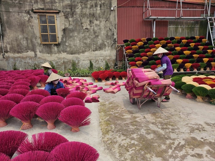 អ្នកភូមិថែរក្សាព្រលឹងជាតិមាតុភូមិ និងអភិវឌ្ឍន៍សេដ្ឋកិច្ចពីទេសចរណ៍ - រូបថត ១. Người dân làng nghề giữ hồn quê, phát triển kinh tế từ du lịch- Ảnh 1.