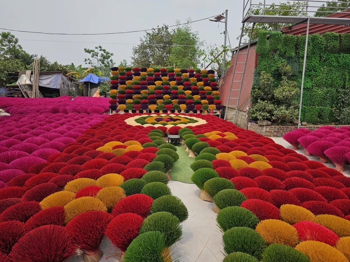 អ្នកភូមិរក្សាព្រលឹងជាតិមាតុភូមិ និងអភិវឌ្ឍន៍សេដ្ឋកិច្ចពីទេសចរណ៍ - រូបថត ២. Người dân làng nghề giữ hồn quê, phát triển kinh tế từ du lịch- Ảnh 2.