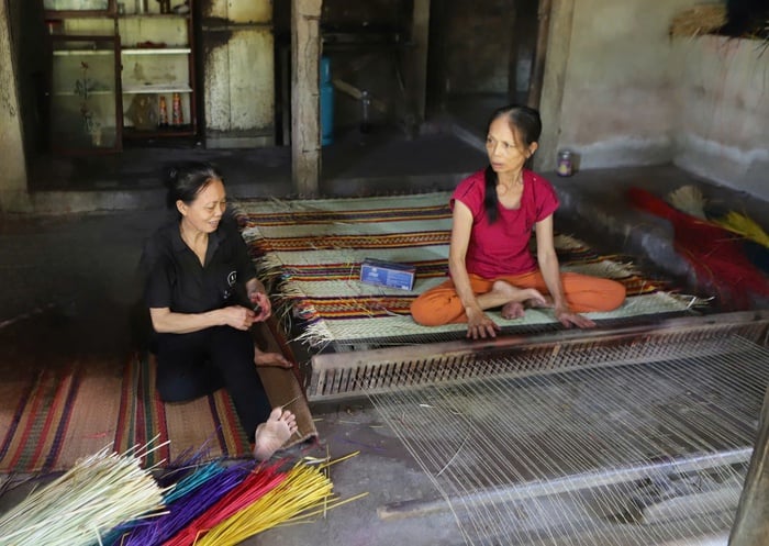 សិប្បករភូមិបានថាច់ធ្វើកន្ទេលធ្វើកន្ទេលបម្រើភ្ញៀវទេសចរ Nghệ nhân làng Bàn Thạch trình diễn làm chiếu cói phục vụ du khách