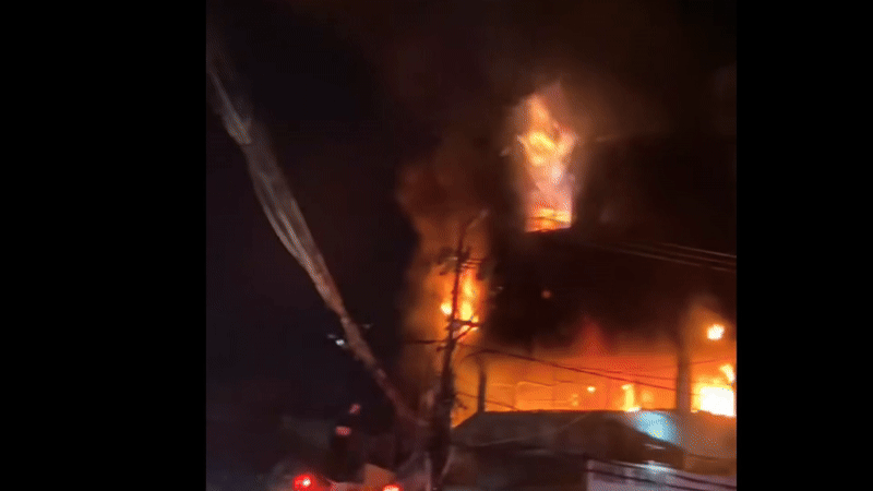 Cháy nhà trọ 4 tầng ở trung tâm Nha Trang lúc rạng sáng