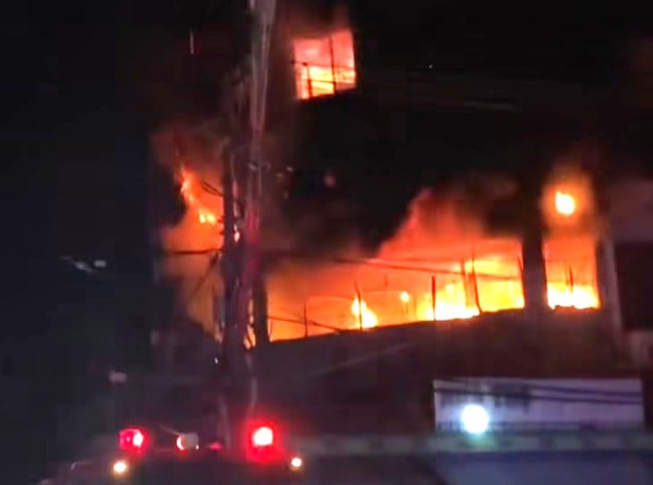 Brand på 4-våningsmotell nära Dam-marknaden i Nha Trang - Foto 1. cháy nhà trọ - Ảnh 1.