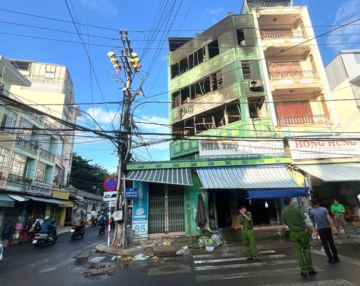 Brand på 4-våningsmotell nära Dam-marknaden i Nha Trang - Foto 3. cháy nhà trọ - Ảnh 3.