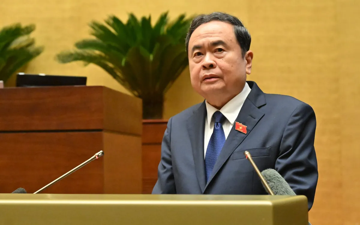 राष्ट्रीय असेंबली के अध्यक्ष ट्रान थान मान ने सम्मेलन में उद्घाटन भाषण दिया। Chủ tịch Quốc hội Trần Thanh Mẫn phát biểu khai mạc Hội nghị