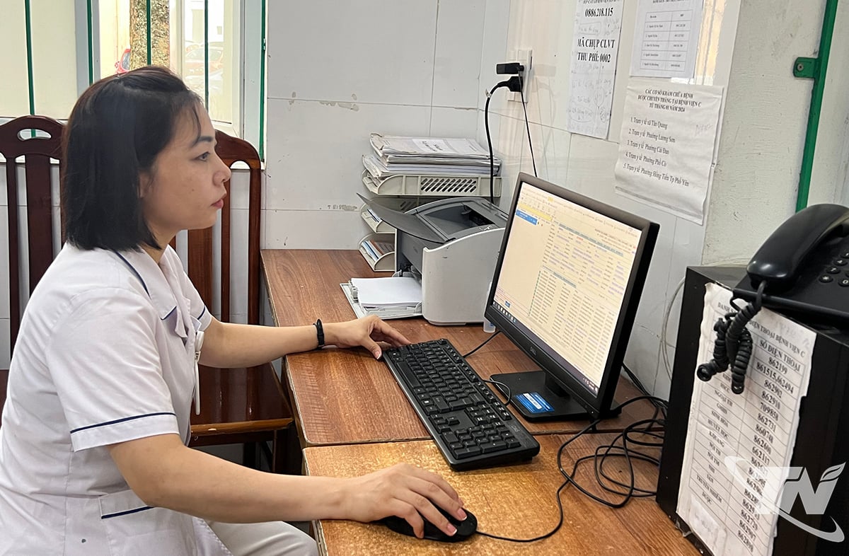 Thai Nguyen-Frauen im Gesundheitssektor setzen aktiv Informationstechnologie bei der Untersuchung und Behandlung von Patienten ein.