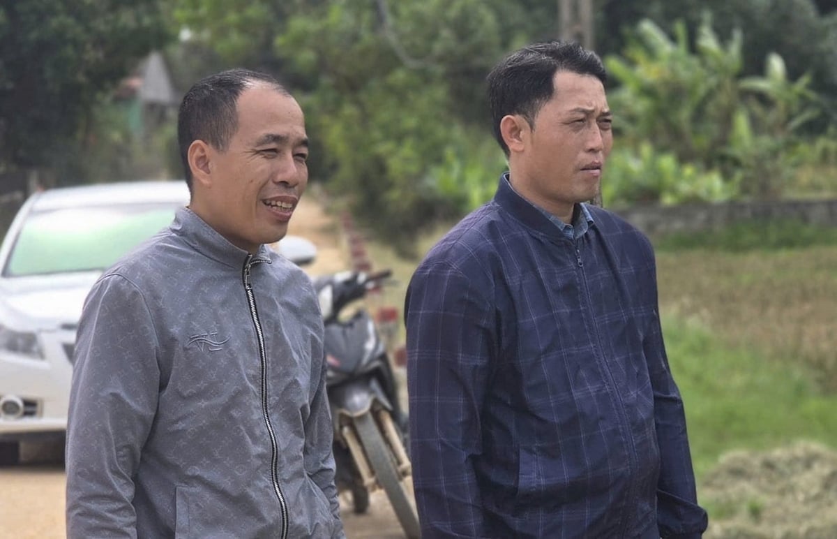 Mr. Anh (left) excitedly shared with Huu Lien commune officials about the economic benefits of his horse herd. Photo: Hoang Nghia. Anh Ánh (bên trái) phấn khởi chia sẻ với cán bộ xã Hữu Liên về hiệu quả kinh tế từ đàn ngựa mang lại. Ảnh: Hoàng Nghĩa.