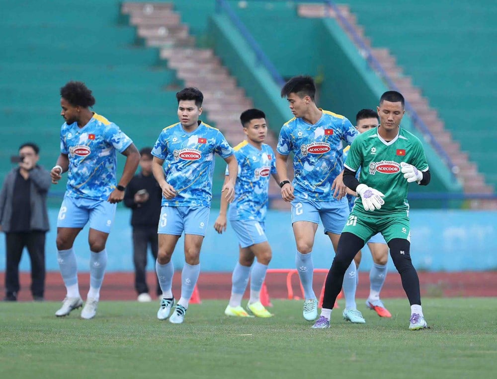 ក្រុមវៀតណាមផ្តោតខ្លាំងមុនពេលប្រកួតក្រៅដីជាមួយឡាវ - រូបថត ៣