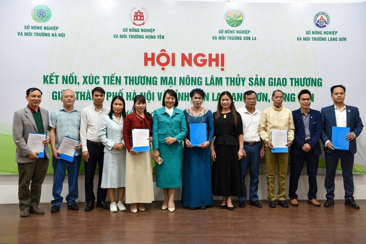 Undertecknande av produktkonsumtionsavtal. Foto: Thao Nguyen.