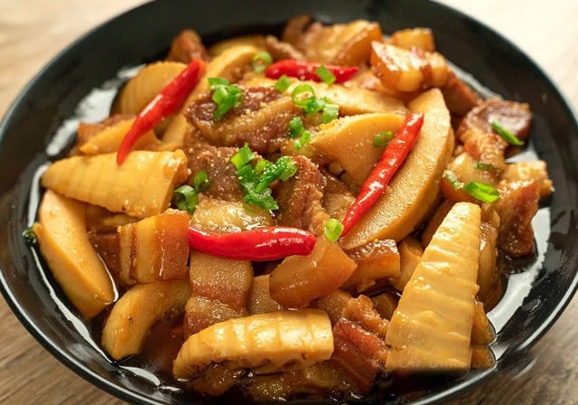 Αυτός είναι ο τρόπος μαγειρέματος χοιρινού κρέατος με βλαστούς μπαμπού, εξαιρετικά νόστιμο και ταιριάζει υπέροχα με ρύζι - Φωτογραφία 2. Đây mới là cách nấu thịt kho với măng đậm đà cực ngon, hao cơm - Ảnh 2.