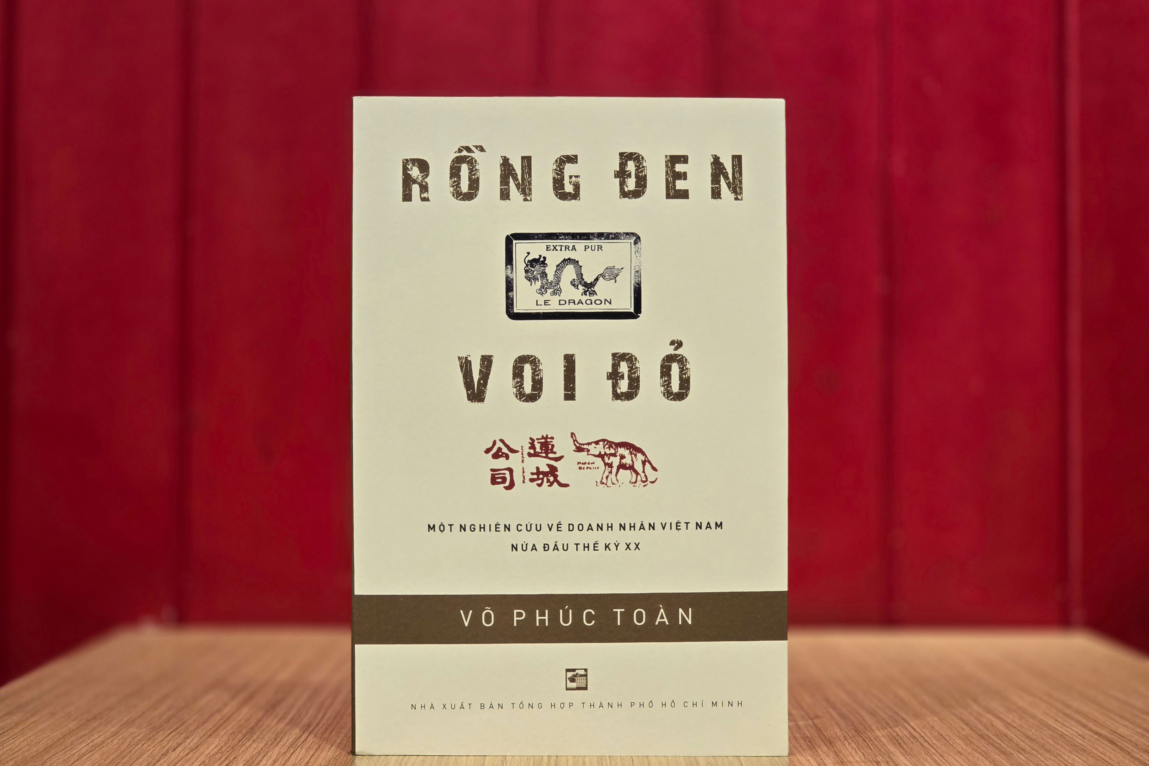 Coperta cărții Dragonul Negru - Elefantul Roșu: Un studiu asupra antreprenorilor vietnamezi din prima jumătate a secolului XX.
