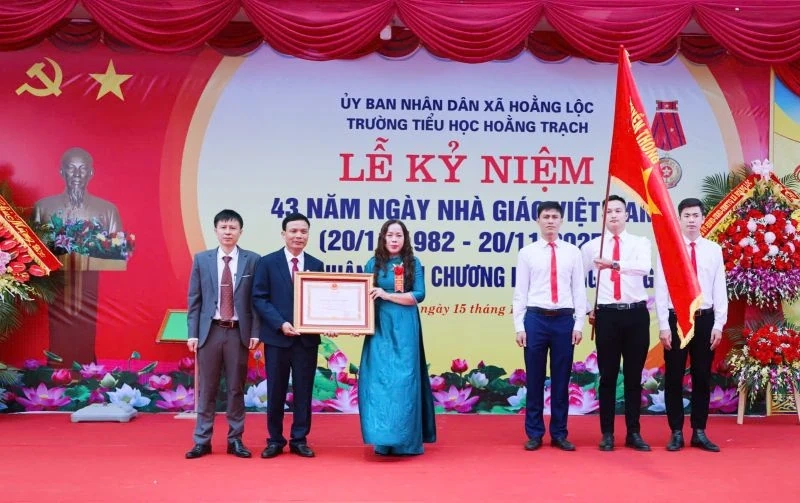 Hoang Trach İlkokulu Üçüncü Sınıf Emek Madalyası aldı