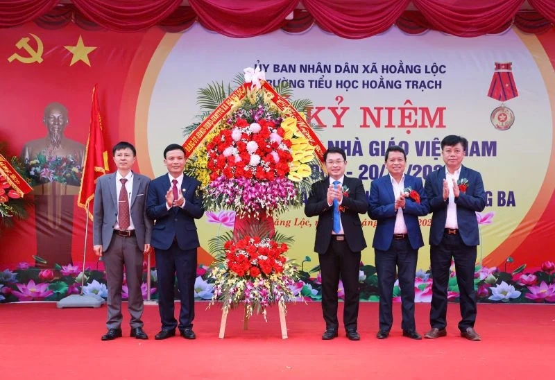 Hoang Trach İlkokulu Üçüncü Sınıf Emek Madalyası aldı