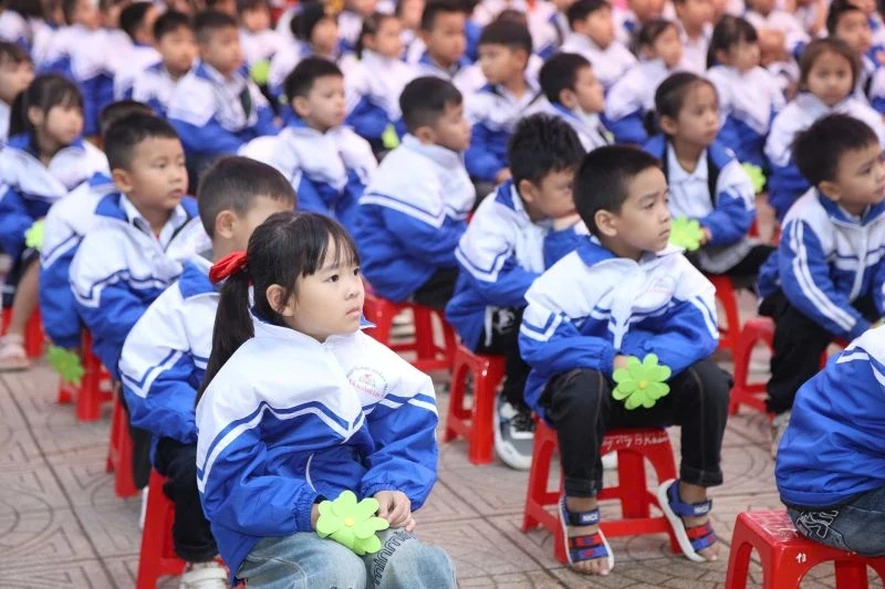 Hoang Trach İlkokulu Üçüncü Sınıf Emek Madalyası aldı